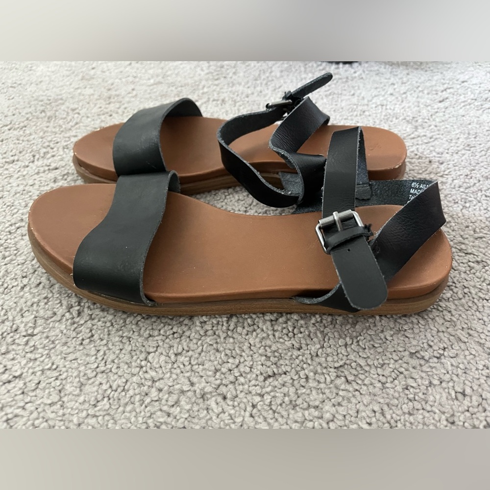 Universal Thread Sandals - Picture 3 of 4